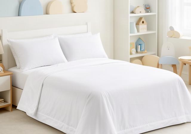 Wit hypoallergeen katoenen beddengoed in een lichte kinderkamer